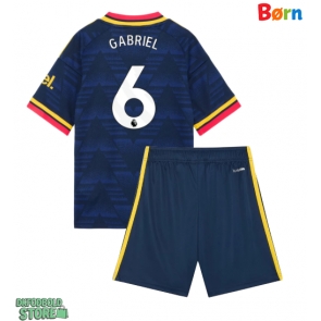 Arsenal Gabriel Magalhaes #6 Replika Babytøj Udebanesæt Børn 2026-27 Kortærmet (+ Korte bukser)
